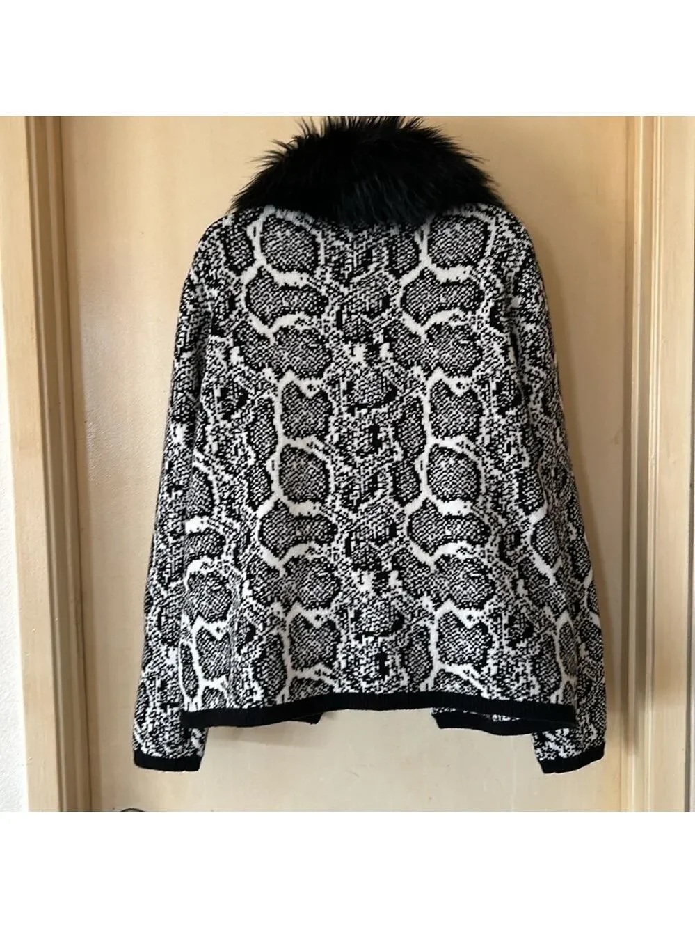 Sioni Blk/White Sweater w/Detachable Faux Fur Around Collar, Size L